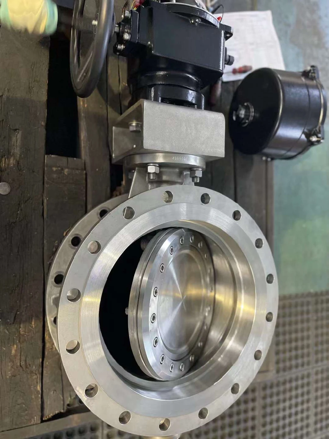 Pn16 DN2000 Carbon Steel Triple Offset Flange Butterfly Valve with Gear Box